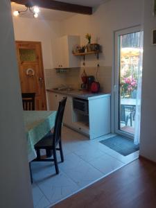 Kuchnia lub aneks kuchenny w obiekcie Domek i Apartamenty Stokrotka