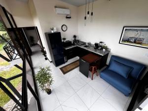 a living room with a desk and a blue chair at Villa ViVe in Florencia