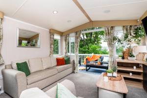 Χώρος καθιστικού στο 3 Bedroom Luxury Caravan