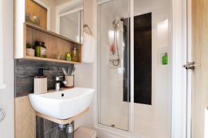 Ένα μπάνιο στο 3 Bedroom Luxury Caravan +22 φωτογραφίες