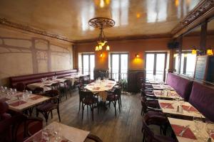 パリにあるビストロ レ サン キュロットのテーブルと椅子が備わるレストラン