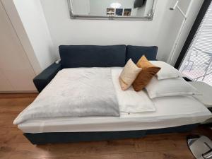 Posteľ alebo postele v izbe v ubytovaní Luxe CENTRAL Studio with POOL, PARKING & AC