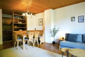 a kitchen and dining room with a table and a couch at Gemütliche Ferienwohnung mit Blick ins Grüne in Zwiesel