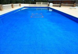 una gran piscina de agua azul en COSTA DAURADA APARTAMENTS - Cye 7, en Salou
