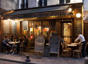 巴黎的住宿－草根酒店，一群坐在餐厅外桌子上的人