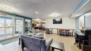 een woonkamer met een bank, stoelen en een tafel bij Quality Inn Van Horn in Van Horn