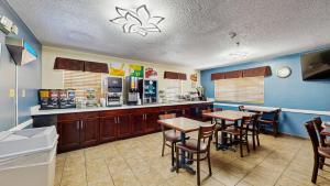 een restaurant met tafels en stoelen en een bar bij Quality Inn Van Horn in Van Horn +19 foto's