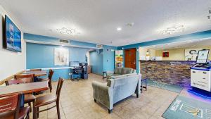 een woonkamer met blauwe muren en een restaurant bij Quality Inn Van Horn in Van Horn