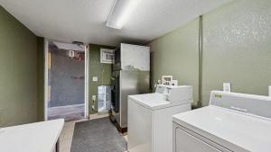 een keuken met een koelkast, een wasmachine en een droger bij Quality Inn Van Horn in Van Horn