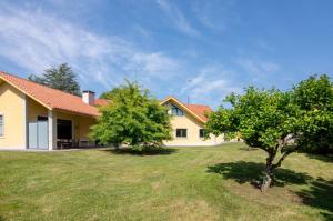ein Haus mit zwei Bäumen im Garten in der Unterkunft Gavian House in A Coruña