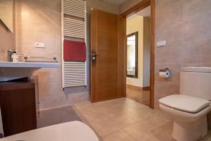 ein Badezimmer mit Toilette und Waschbecken in der Unterkunft Gavian House in A Coruña + 30 Fotos