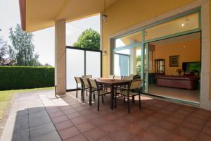 eine Terrasse mit einem Tisch und Stühlen in einem Haus in der Unterkunft Gavian House in A Coruña