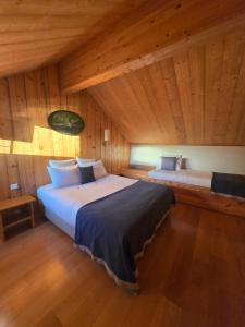 Postel nebo postele na pokoji v ubytování Hôtel La Riviera Victoria