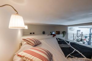 Ένα ή περισσότερα κρεβάτια σε δωμάτιο στο tHE Brick Nest - Navigli View