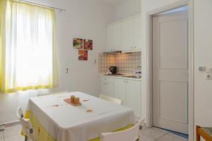 Кухня или мини-кухня в Morpheas Pension Rooms & Apartments
