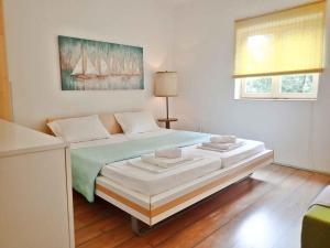 um quarto com uma cama grande com duas tigelas em Apartment in Starigrad-Paklenica 34801 em Starigrad-Paklenica
