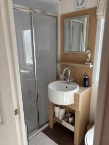 a bathroom with a sink and a shower at Knightsbridge 2 Bedroom Lodge in Lytchett Minster +9 photos