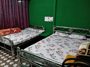 Postel nebo postele na pokoji v ubytování The Green View Homestay Siliguri in