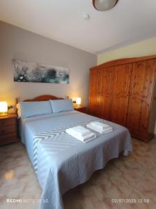 a bedroom with a bed with two towels on it at Casa Placet de Sant Joan Apto in Morella