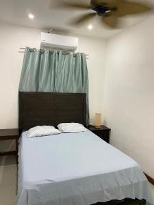 Postel nebo postele na pokoji v ubytování Roatan Onat hostel3