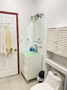 Koupelna v ubytování Roatan Onat hostel3