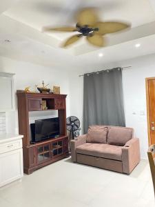 Posezení v ubytování Roatan Onat hostel3