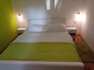 Postel nebo postele na pokoji v ubytování Apartments and Rooms Krizmanic