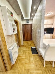 a room with a hallway with a radiator and a door at Centar Lux 3M in Zlatibor