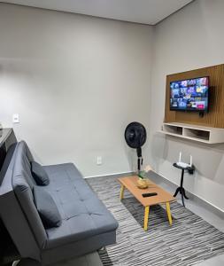TV a/nebo společenská místnost v ubytování Refúgio Macaúba: conforto e praticidade no interior