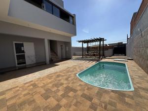 einen Pool auf der Terrasse eines Hauses in der Unterkunft Suites dos Laranjais in Olímpia