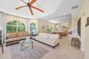 un salon avec un canapé et un ventilateur de plafond dans l'établissement Ark condo, à Captiva