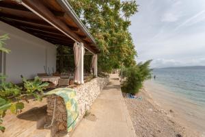 een gebouw aan het strand naast het water bij Beach Apartments Villa Holiday in Živogošće