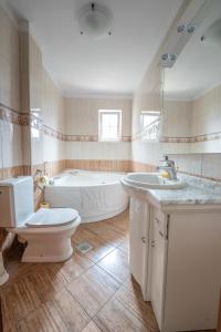 een badkamer met een bad, een toilet en een wastafel bij Beach Apartments Villa Holiday in Živogošće +87 foto's