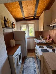 una pequeña cocina con fogones y lavadora en Apartman Elena, en Kotor