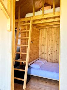 Voodi või voodid majutusasutuse Nirikos Camping toas