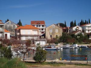een groep boten is aangemeerd in een haven bij Apartments Parać in Petrcane
