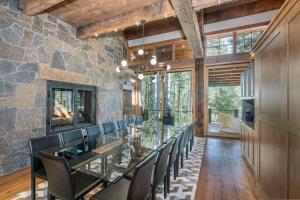 Televiisor ja/või meelelahutuskeskus majutusasutuses Robbers Roost by Exceptional Stays