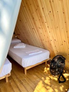 Voodi või voodid majutusasutuse Nirikos Camping toas