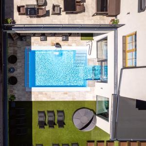 Bazén v ubytování Hotel Alpenkönigin - Sommer Silvretta Premium Card inklusive nebo v jeho okolí + 37 fotografií