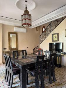 Μια τηλεόραση ή/και κέντρο ψυχαγωγίας στο Luxury Private Riad, Air-Conditioned and Pool