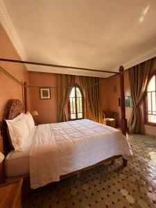 Ένα ή περισσότερα κρεβάτια σε δωμάτιο στο Luxury Private Riad, Air-Conditioned and Pool +19 φωτογραφίες