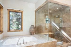 Vannituba majutusasutuses Robbers Roost by Exceptional Stays +41 fotot