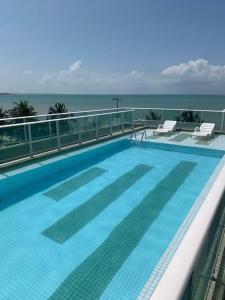una piscina in cima a un edificio con oceano di Melhor vista de João Pessoa 301 a João Pessoa