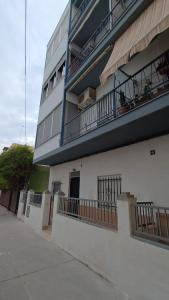 een gebouw met balkons aan de zijkant bij Apartalux Playa Arenal in Burriana