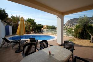 un patio con mesa y sillas y una piscina en Canuta Mar 14- two story holiday home villa in Calpe, en Calpe