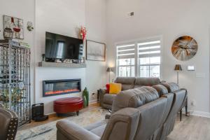 uma sala de estar com um sofá e uma lareira em Walk to Marina Lake Greenwood Retreat with Hot Tub em Greenwood