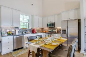 uma cozinha com mesa de jantar e eletrodomésticos em Walk to Marina Lake Greenwood Retreat with Hot Tub em Greenwood