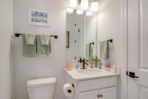 um banheiro branco com um vaso sanitário e uma pia em Walk to Marina Lake Greenwood Retreat with Hot Tub em Greenwood mais 21 fotografias
