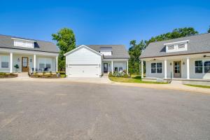 uma casa com uma garagem branca em Walk to Marina Lake Greenwood Retreat with Hot Tub em Greenwood