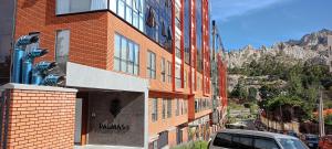 a building with a car parked in front of it at Nuevo departamento de lujo céntrico Zona Obrajes in La Paz